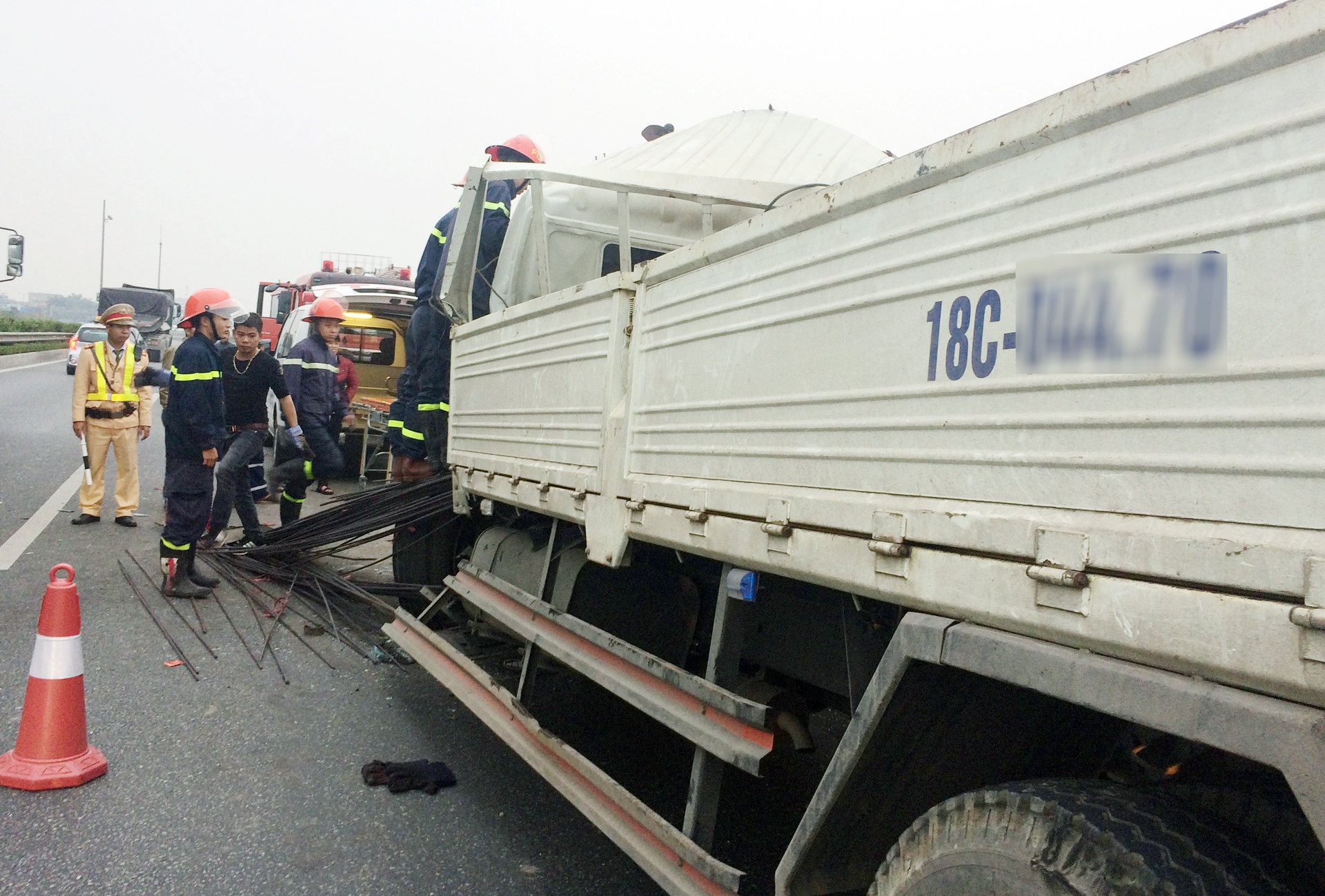 cuu nguoi ket trong oto tai anh 1