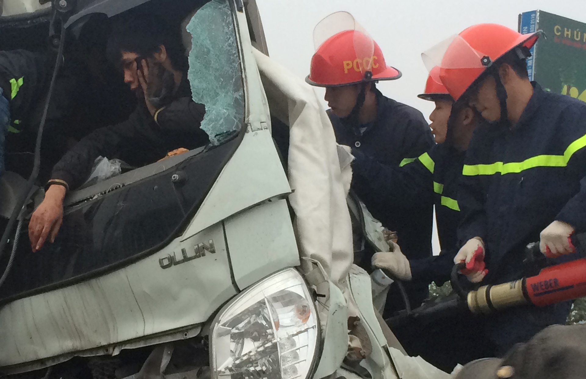 Canh sat giai cuu tai xe ket trong cabin sau vu tai nan hinh anh