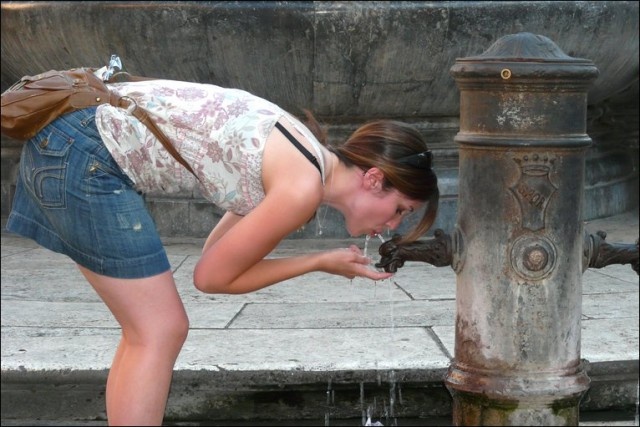 Ha Noi lap cot nuoc uong cong cong o ho Guom hinh anh