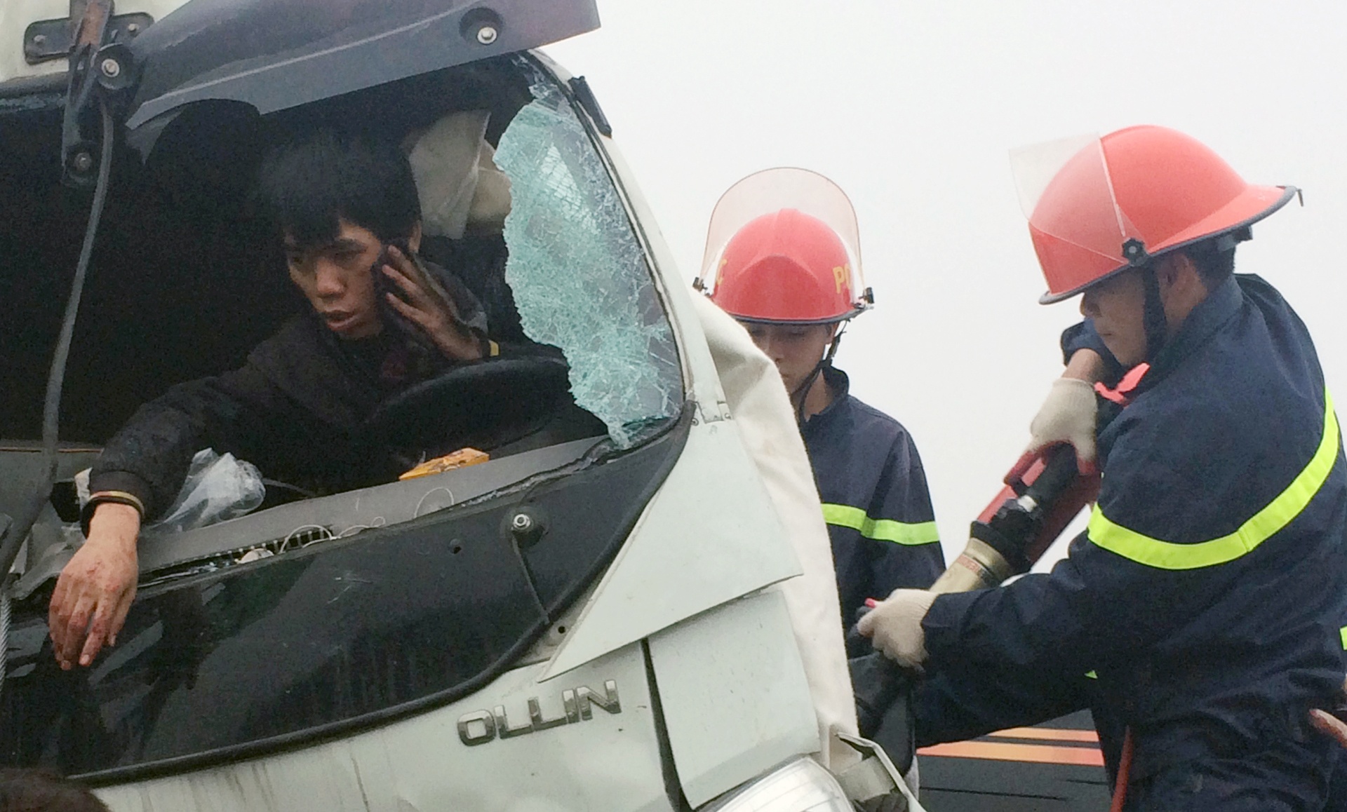 Canh sat cat noc xe tai cuu tai xe ket cung trong cabin hinh anh