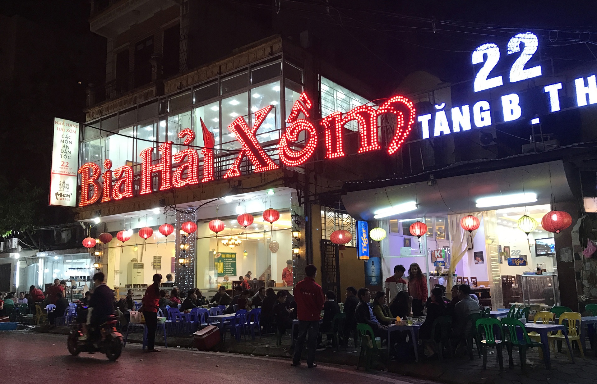 Canh sat Ha Noi gianh lai via he tren 'pho bia' hinh anh