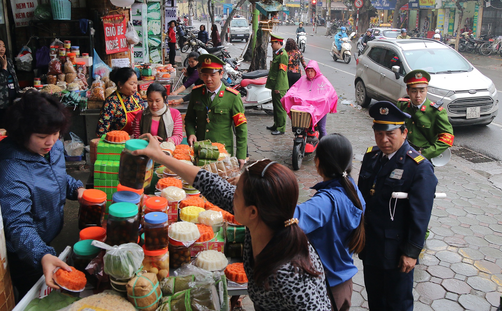 Cong an xu ly vi pham via he xung quanh cho Hom hinh anh