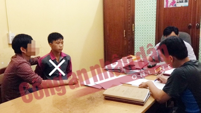 sat hai nguoi phu nu roi troi vao goc cay anh 1