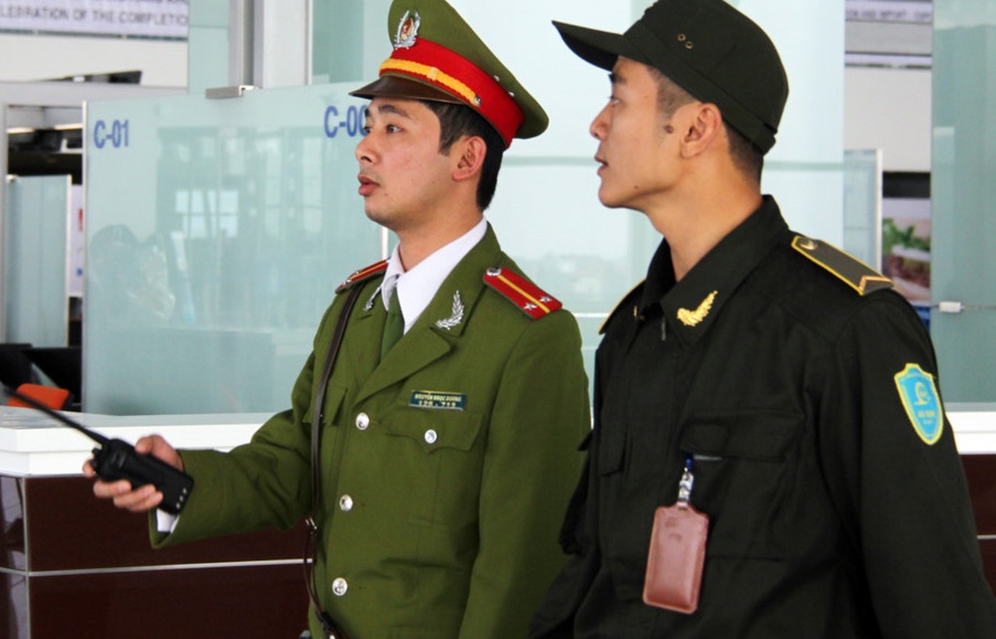 Nhung ai duoc cap 'The kiem soat an ninh' tai san bay? hinh anh
