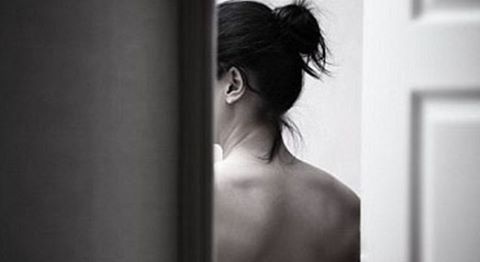 Nguoi phu nu bi nhan tinh tung anh khoa than keu cuu cong an hinh anh