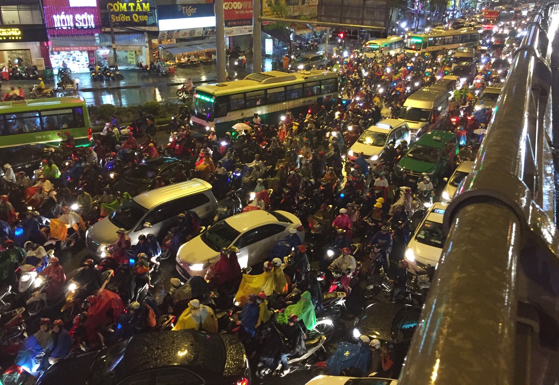 Sai Gon ngap sau trong mua lon anh 8