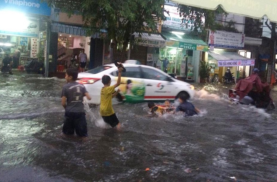 Sai Gon ngap trong mua lon, tre nho no dua duoi nuoc hinh anh