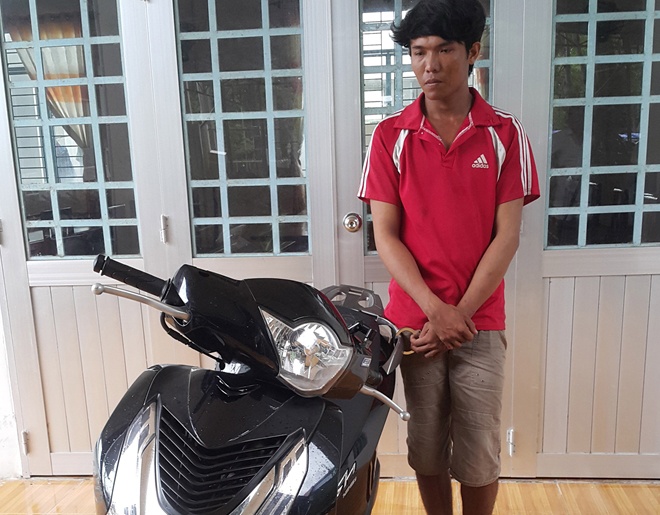 9X cuop SH khi di cung ban gai hinh anh