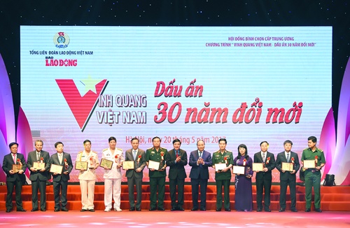 Vinh quang Việt Nam - Dấu ấn 30 năm đổi mới ảnh 2 Vinh quang Viet Nam - Dau an 30 nam doi moi anh 2