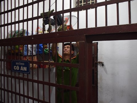 Dam bao suc khoe cho pham nhan ngay nang nong hinh anh