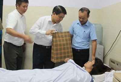 Chu tich Ha Noi tham nu nhan vien moi truong bi danh hinh anh