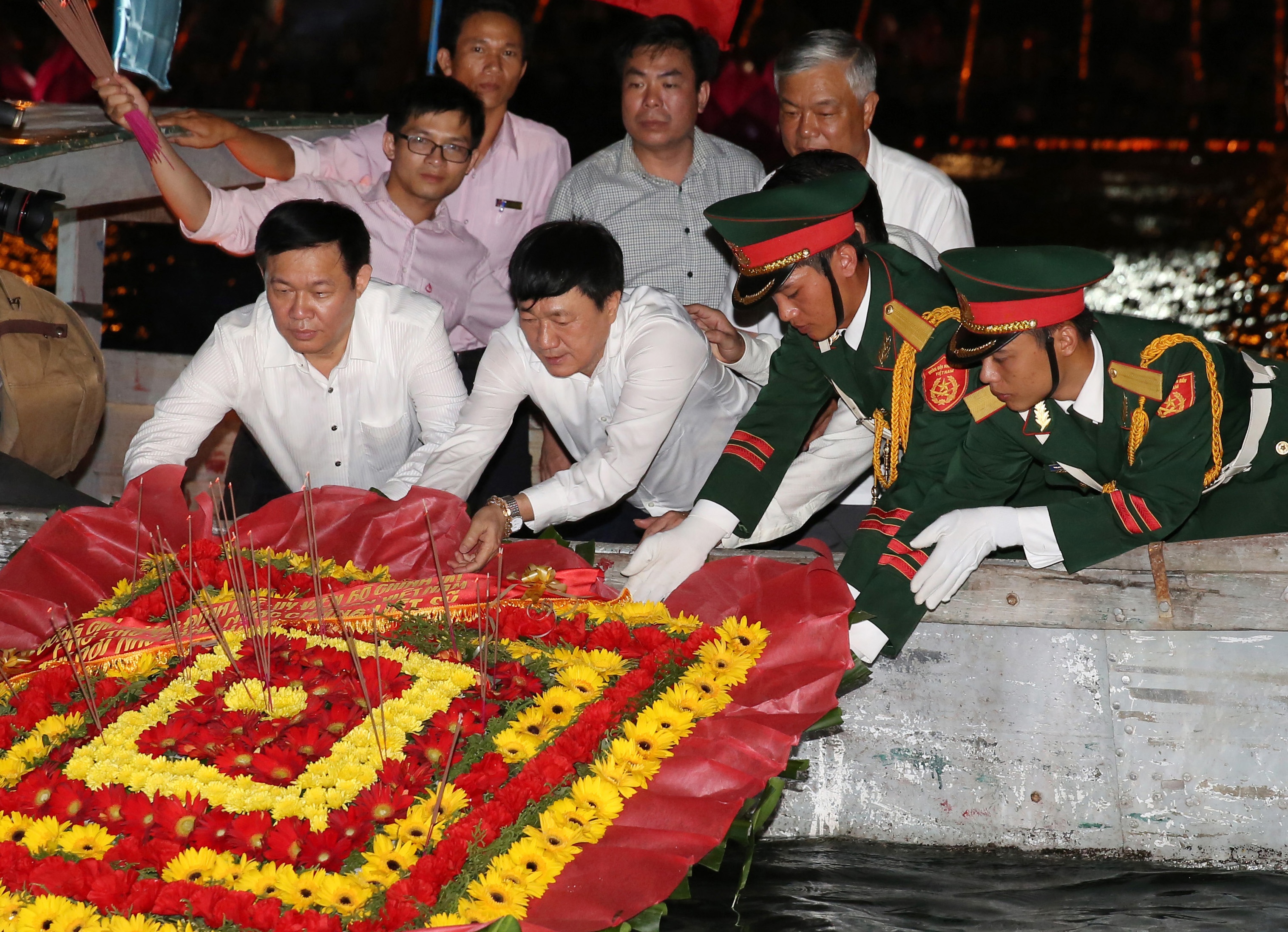 Pho thu tuong tri an cac anh hung liet si hinh anh