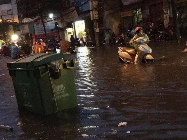 Ha Noi ngap trong con mua chieu cuoi tuan hinh anh