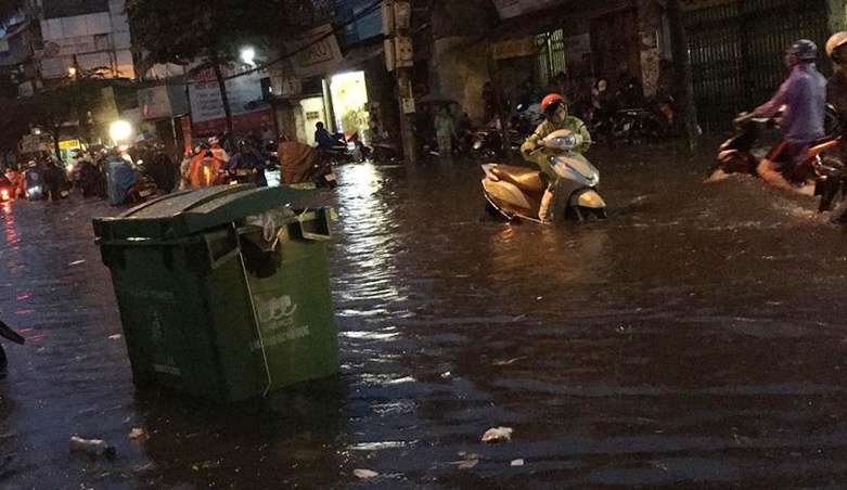 Hà Nội ngập trong cơn mưa chiều cuối tuần ảnh 2 Ha Noi ngap trong con mua chieu cuoi tuan anh 2