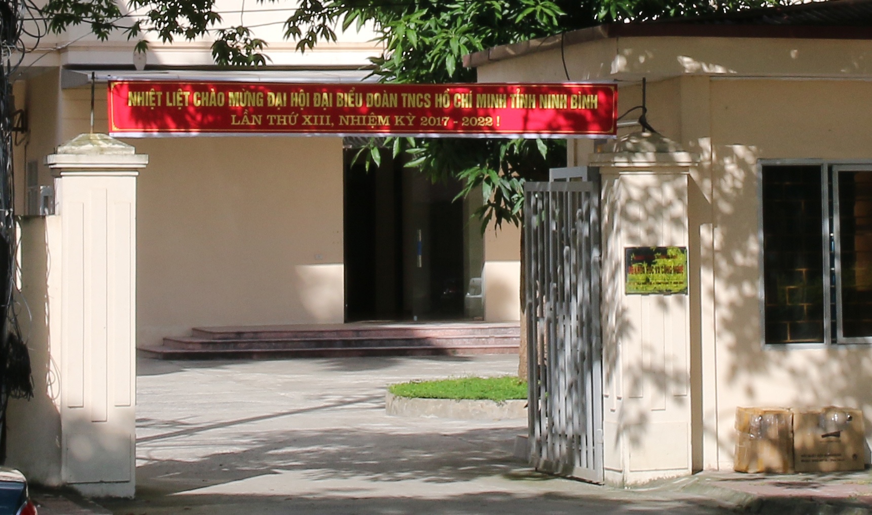 Giám đốc sở KHCN Ninh Bình tát lái xe ảnh 1 Giam doc so KHCN Ninh Binh tat lai xe anh 1