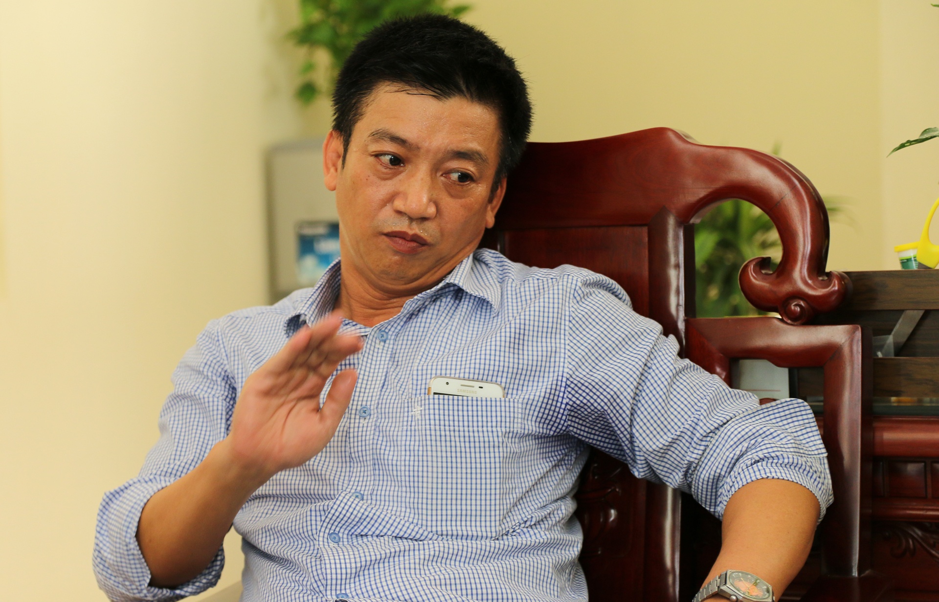 Giám đốc sở KHCN Ninh Bình tát lái xe ảnh 2 Giam doc so KHCN Ninh Binh tat lai xe anh 2