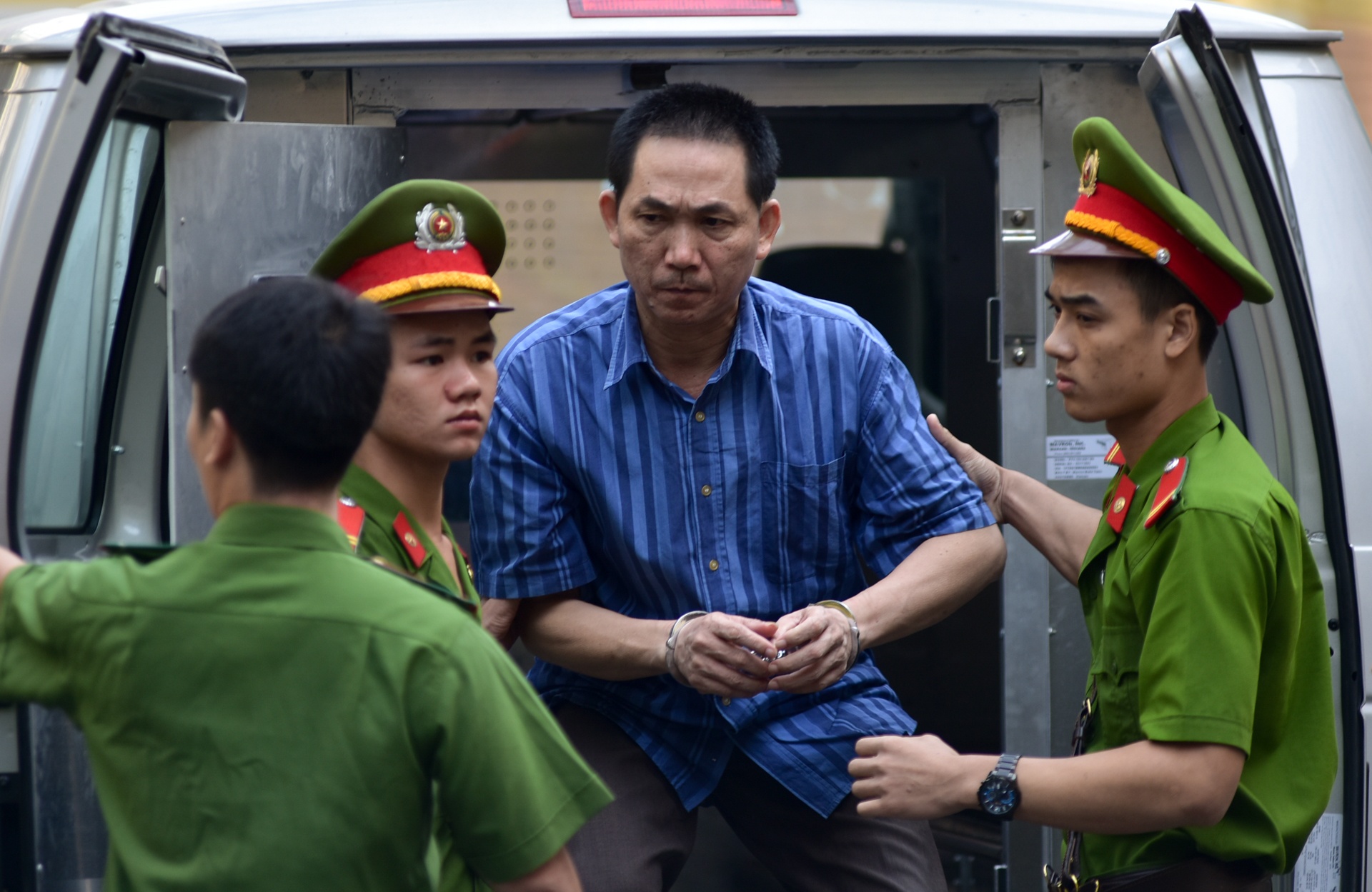 Canh sat ap giai Ha Van Tham va dong pham den toa hinh anh