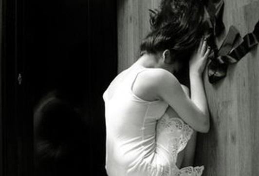 Be gai 12 tuoi bi nguoi yeu lua vao nha nghi trong lan dau gap mat hinh anh
