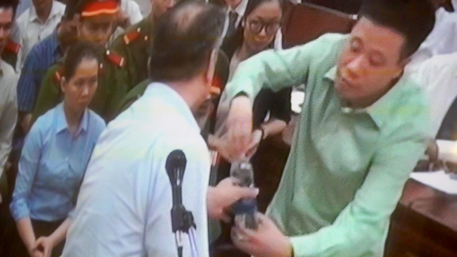 Bi cao Ha Van Tham 'cham soc suc khoe' khi Danh keu met hinh anh