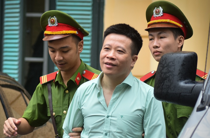 Ha Van Tham tuoi cuoi khi den toa ngay thu 2 hinh anh