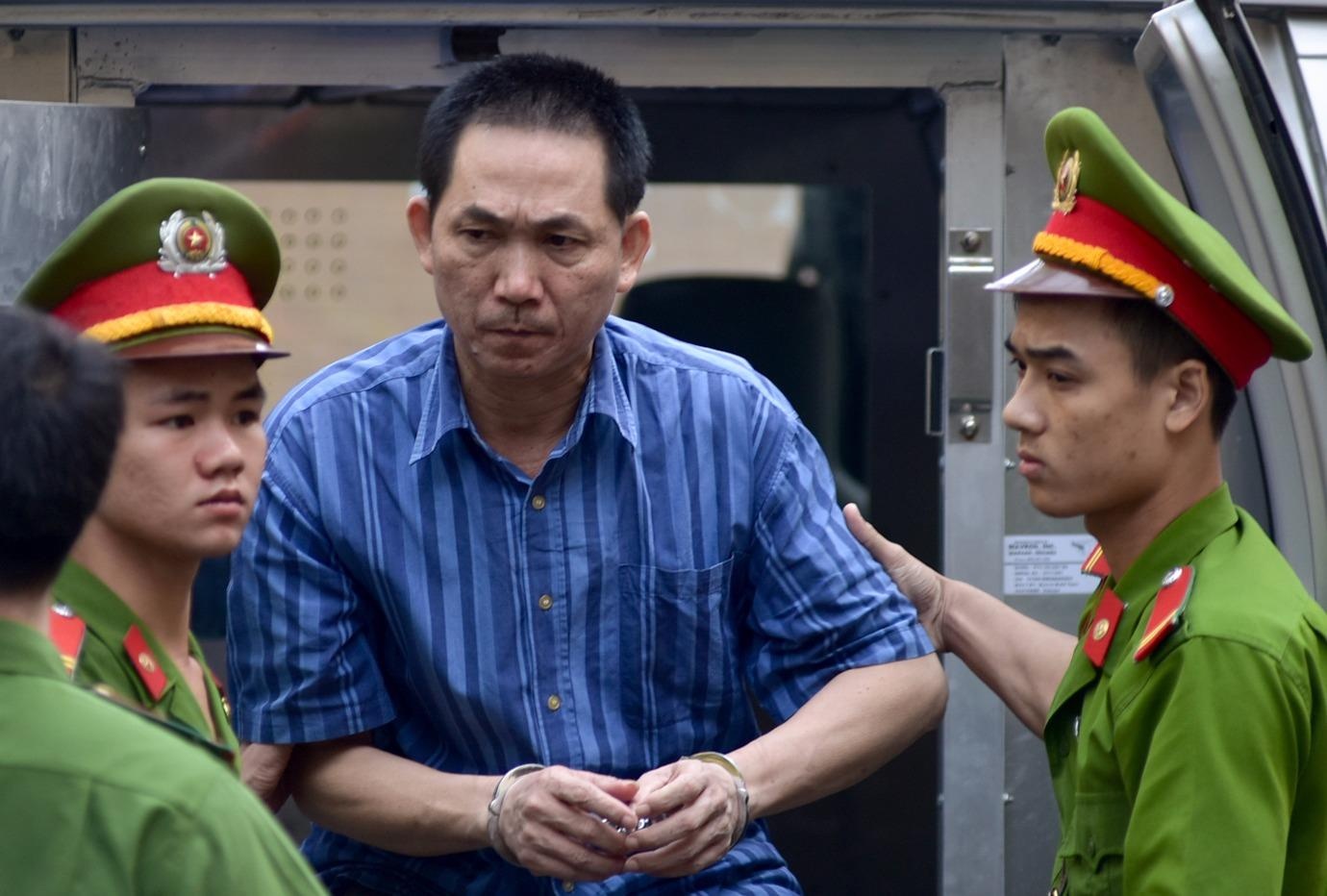 Bi cao khong biet ban than minh la tong giam doc khai gi tai toa? hinh anh