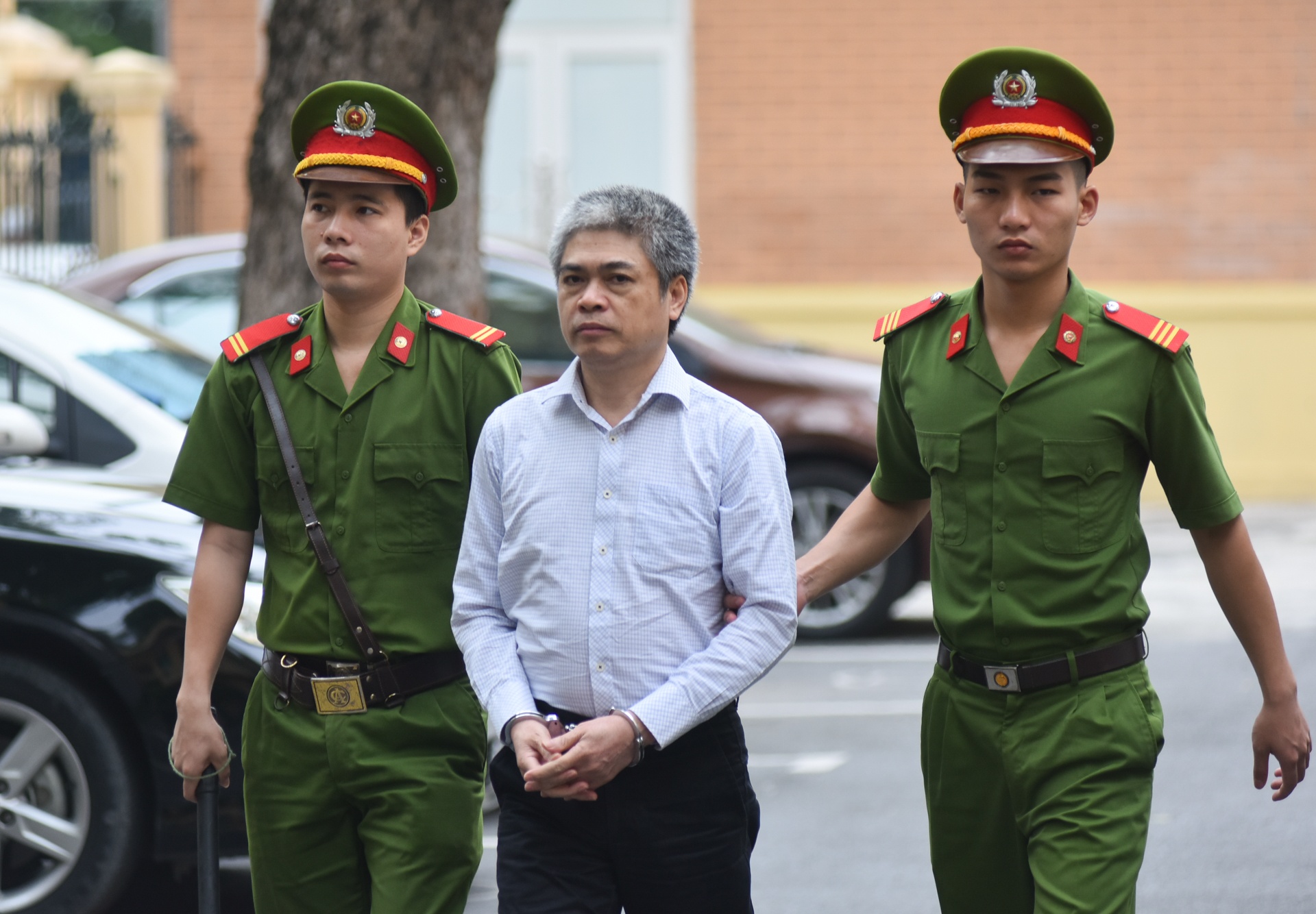 Nguyen Xuan Son met moi den toa sau ngay bi de nghi an tu hinh anh