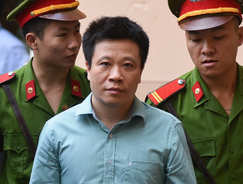 Bi cao tu bao chua nhac toi con, 2 cuu chu tich Oceanbank rom nuoc mat hinh anh