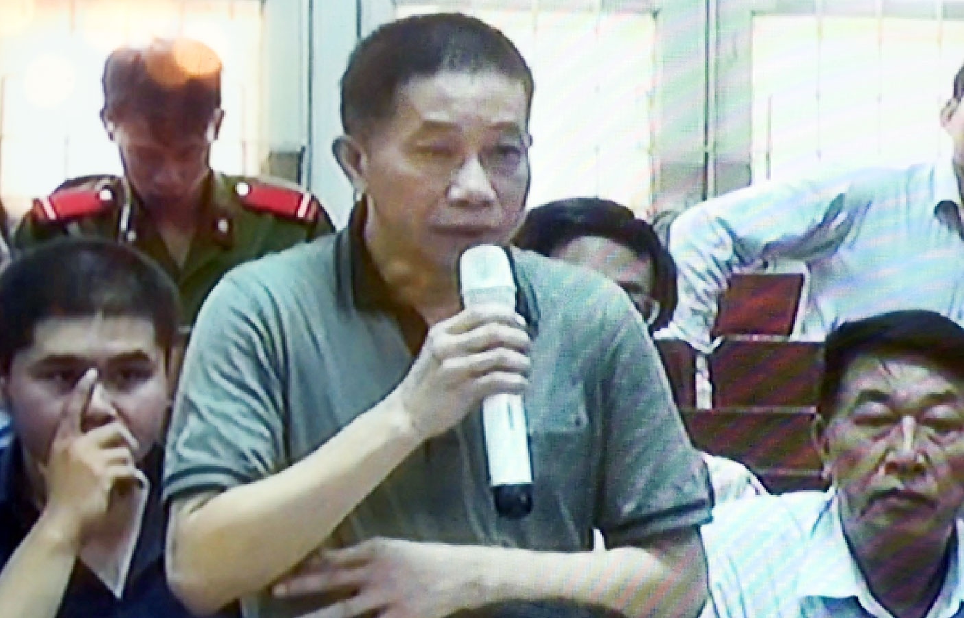 Phien xu Ha Van Tham bat ngo dung sau 5 phut bat dau hinh anh