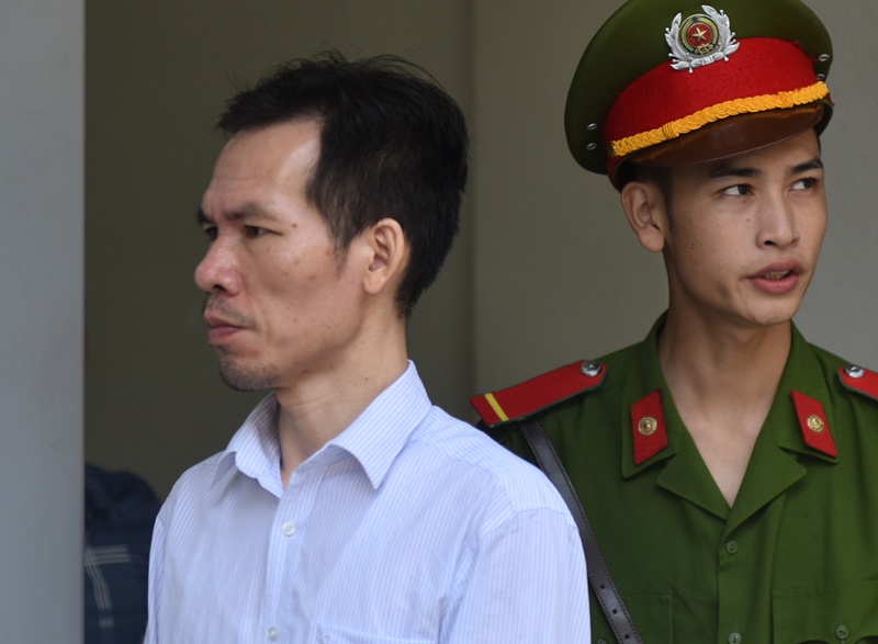 Nhieu nguoi gop tien mo mat cho con bi cao vu Ha Van Tham hinh anh