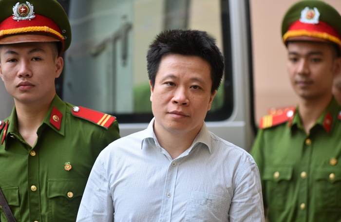 Ha Van Tham va 50 dong pham hau toa ngay chu nhat hinh anh