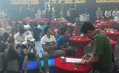 Hang chuc khach duong tinh voi ma tuy tai bar Diamond Luxury hinh anh