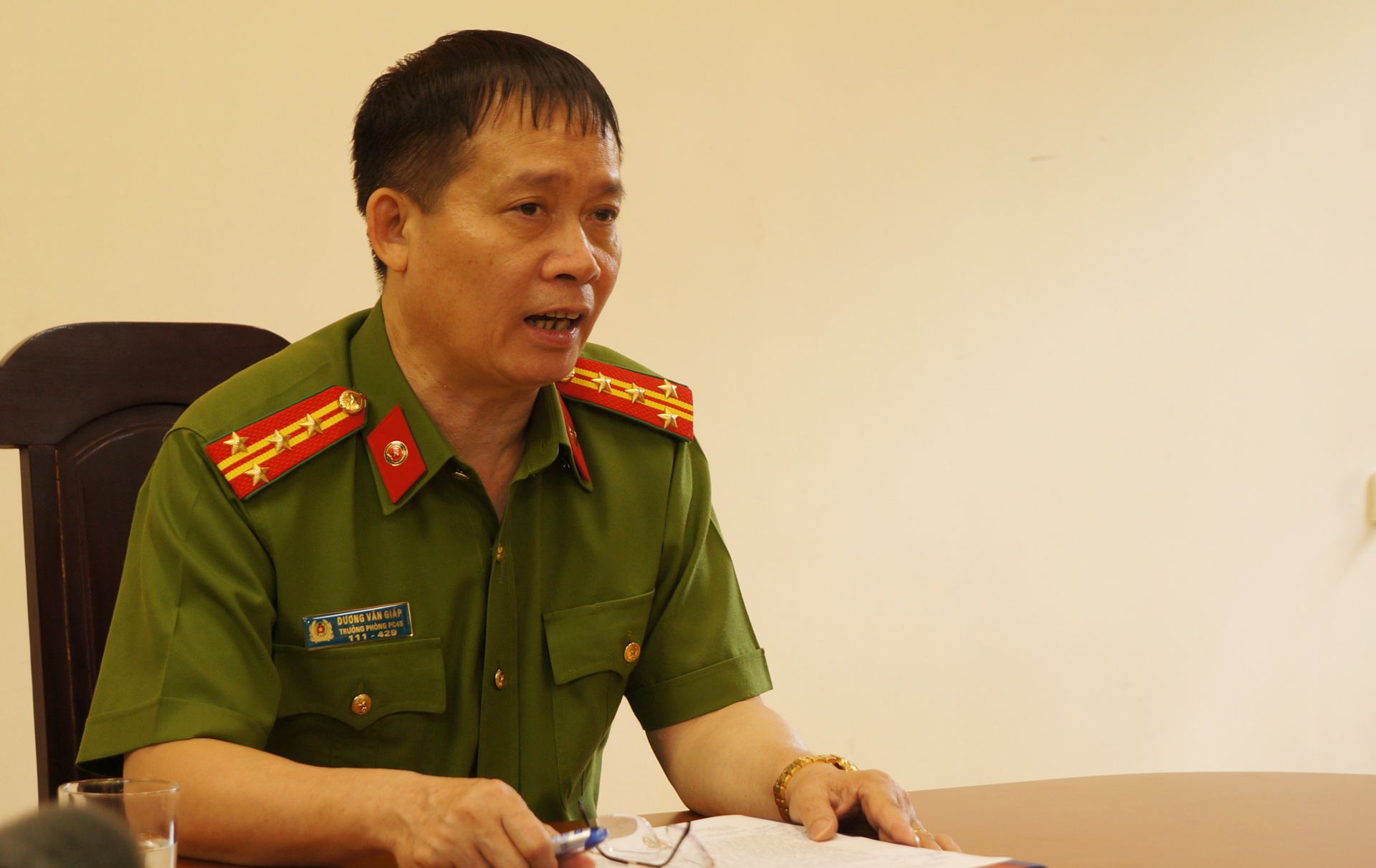 Truong phong CSHS ke phut giai cuu nu con tin bi ke dao vao co hinh anh