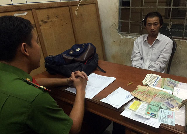 bi ban trai lua tien vang anh 1