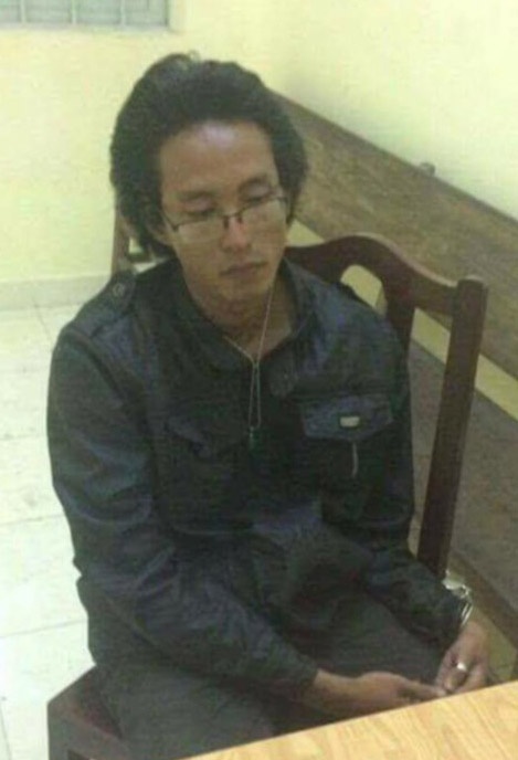 Khởi tố thanh niên vác mã tấu chém gương ôtô ảnh 1 Khoi to thanh nien vac ma tau chem guong oto anh 1