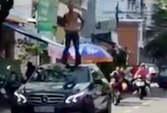 Thanh nien ngao da treo noc xe Mercedes, tan cong tai xe hinh anh