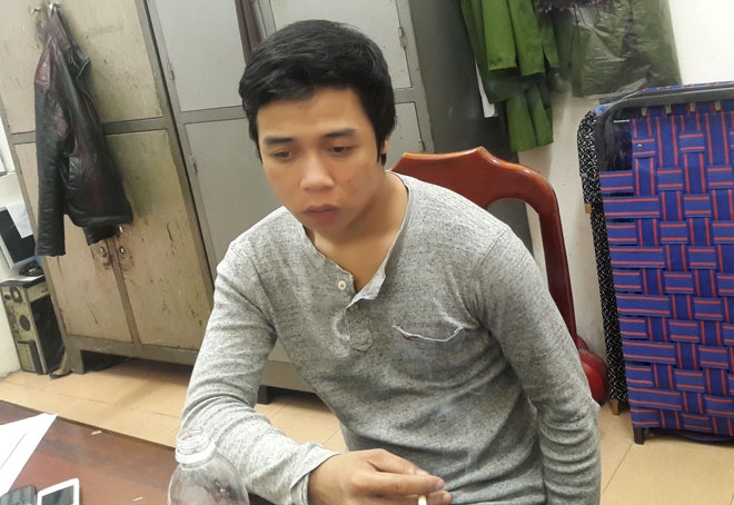Khach hat karaoke chem dut lia ban tay nhan vien quan hinh anh