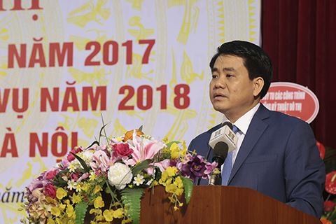 Đá lát vỉa hè Hà Nội bị vỡ nát ảnh 1 Da lat via he Ha Noi bi vo nat anh 1