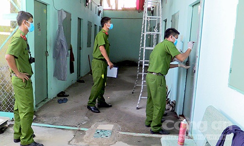 Nguoi phu nu bi chem vao mat keu cuu trong phong tro hinh anh