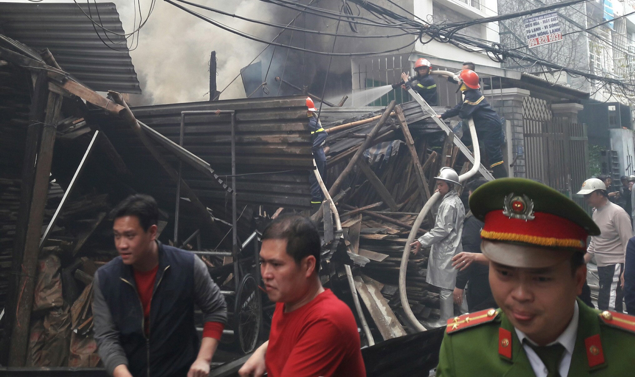 Video chay xuong go va cua hang sua xe chieu 30 Tet hinh anh