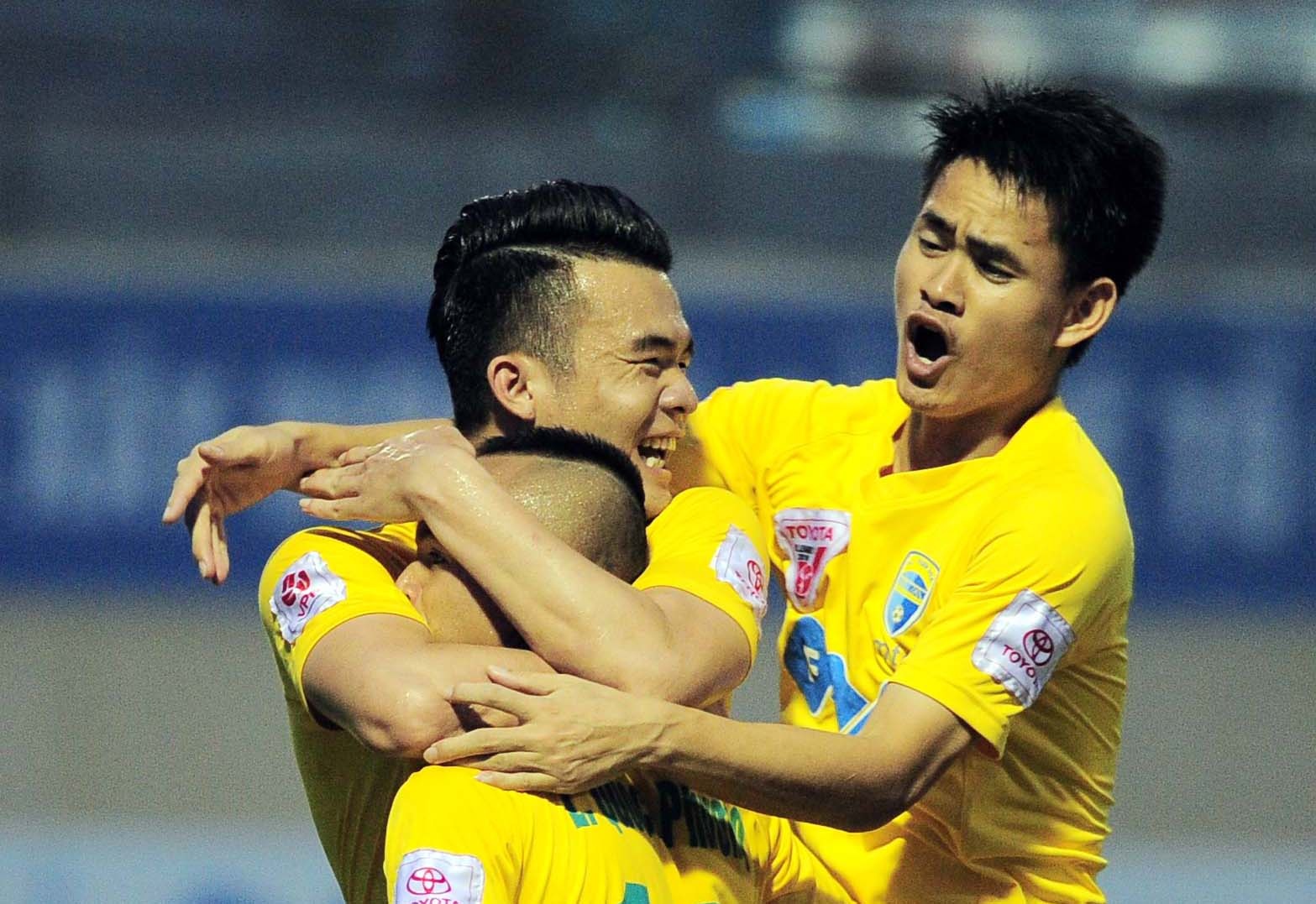 Vong 6 V.League: HLV Le Thuy Hai thang dam hoc tro Huynh Duc hinh anh