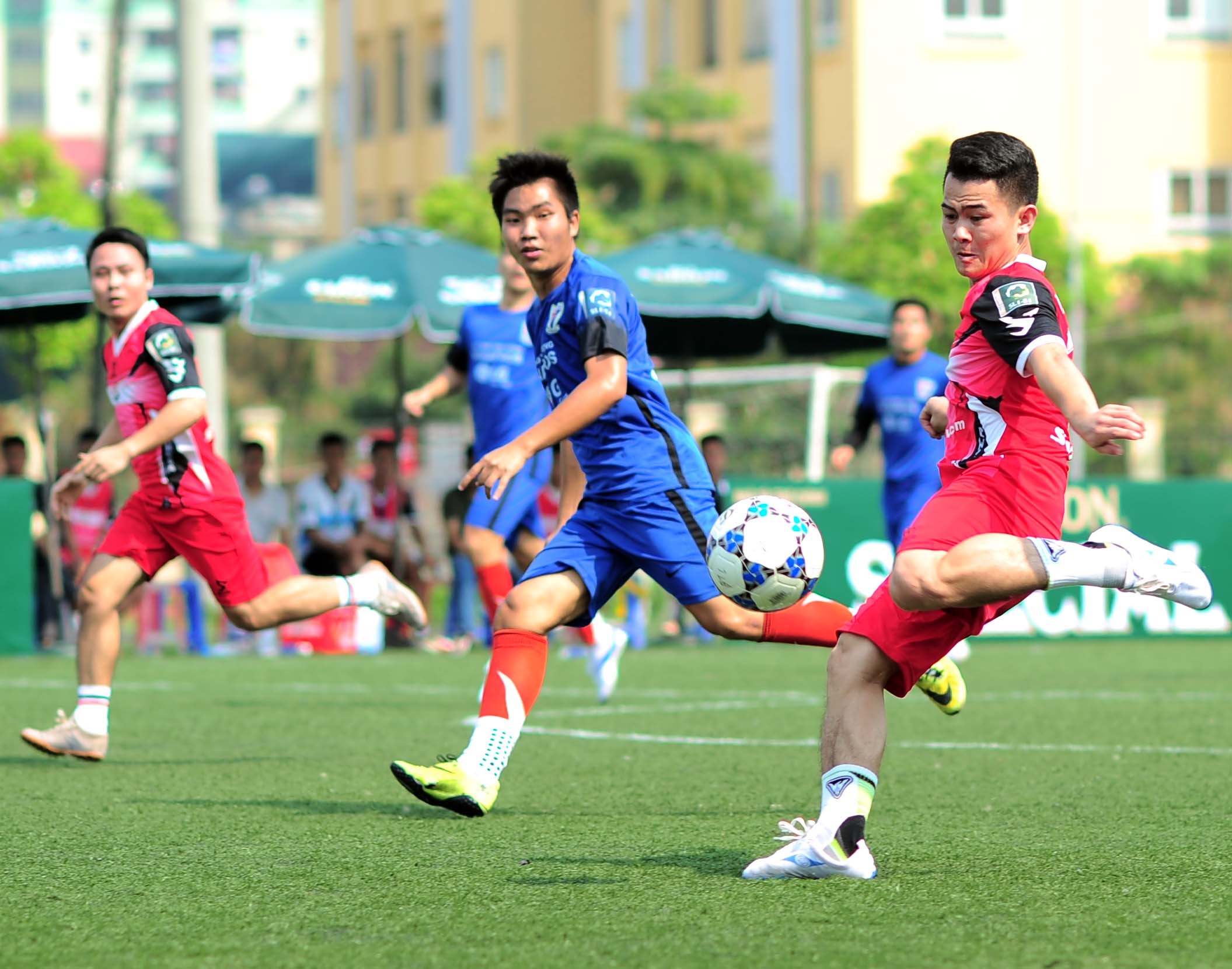 Văn Quyết chơi bóng đá phong trào ảnh 2 Van Quyet choi bong da phong trao anh 2