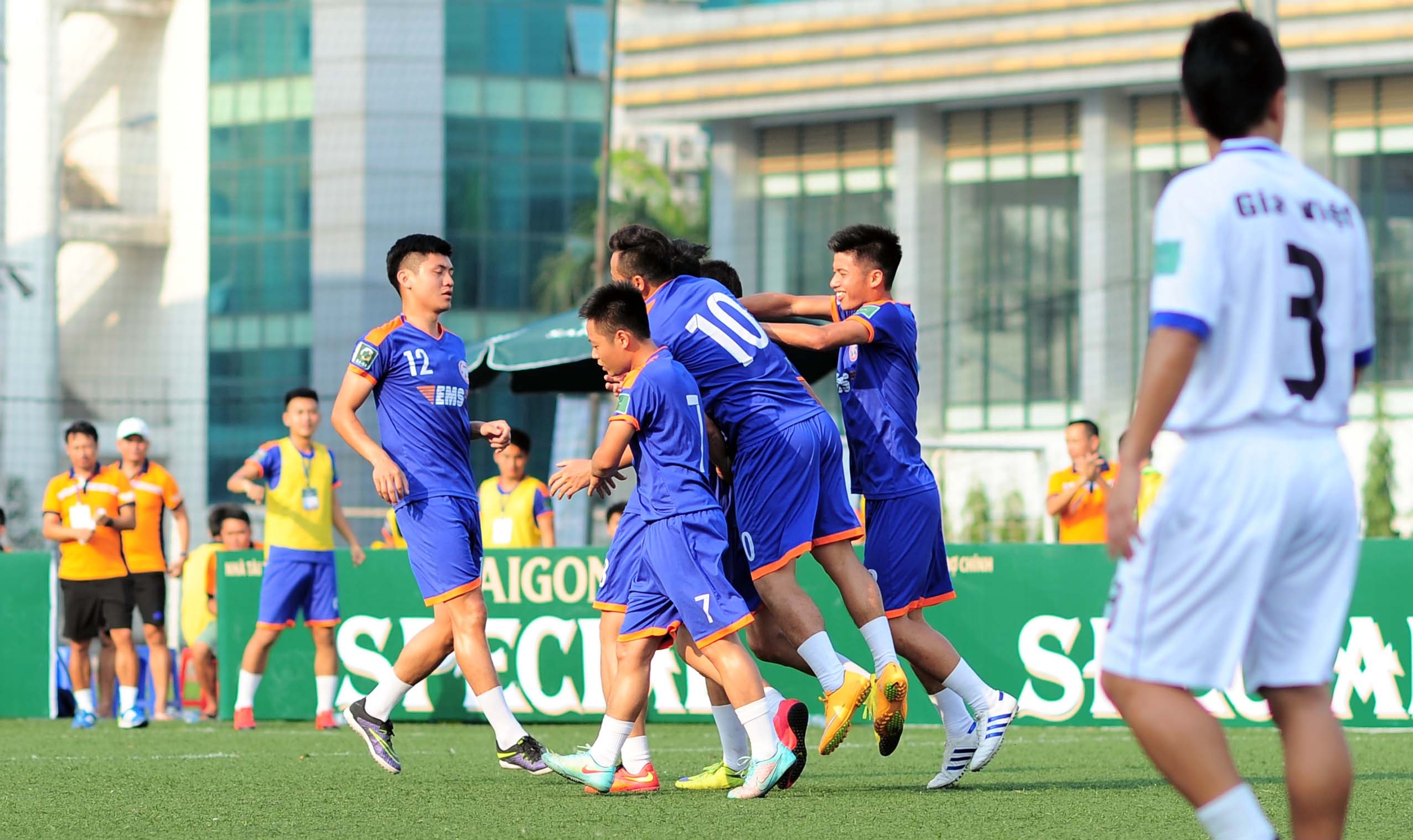 Văn Quyết chơi bóng đá phong trào ảnh 5 Van Quyet choi bong da phong trao anh 5