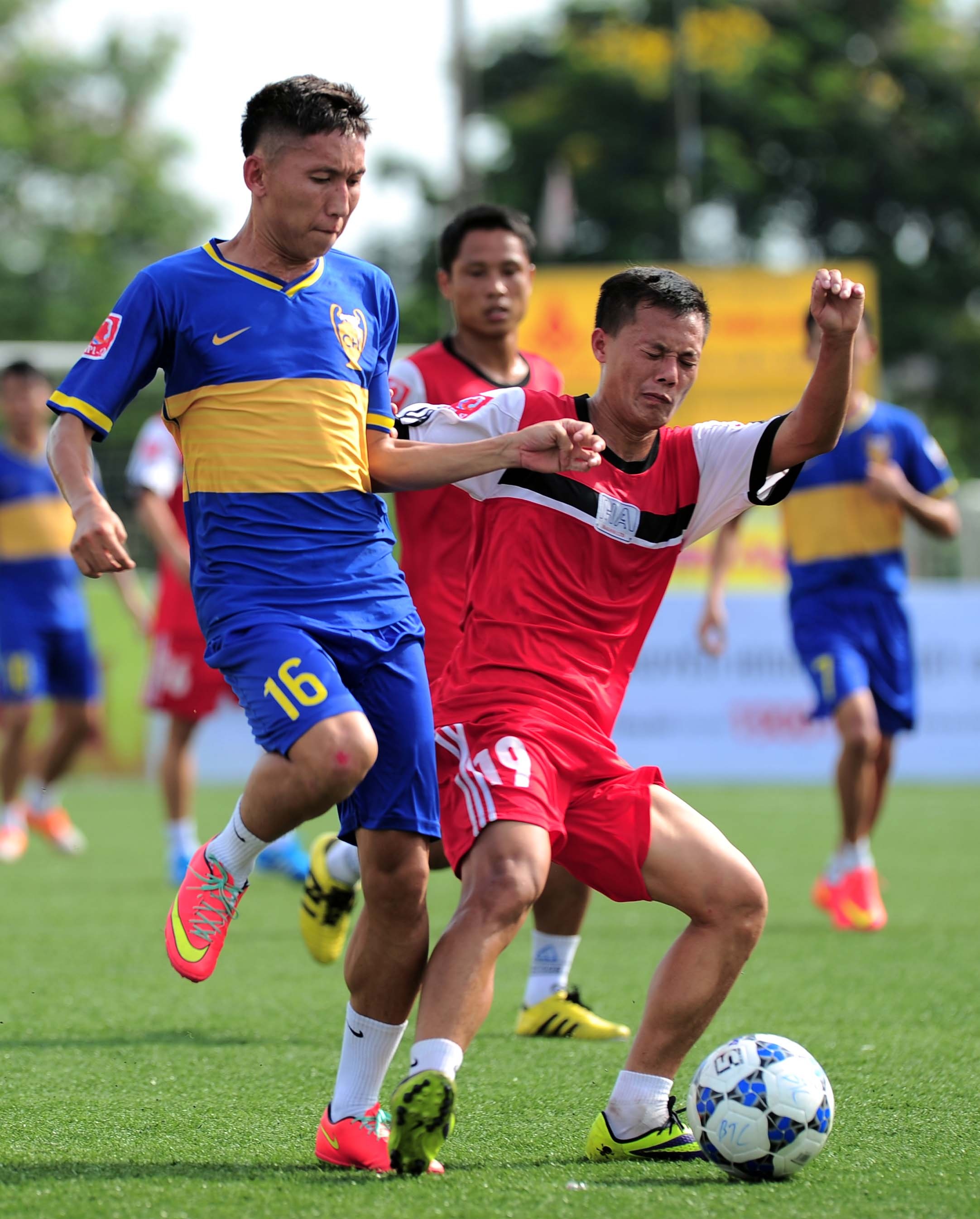 cầu thủ chuyên nghiệp đi đá phủi ảnh 1 cau thu chuyen nghiep di da phui anh 1