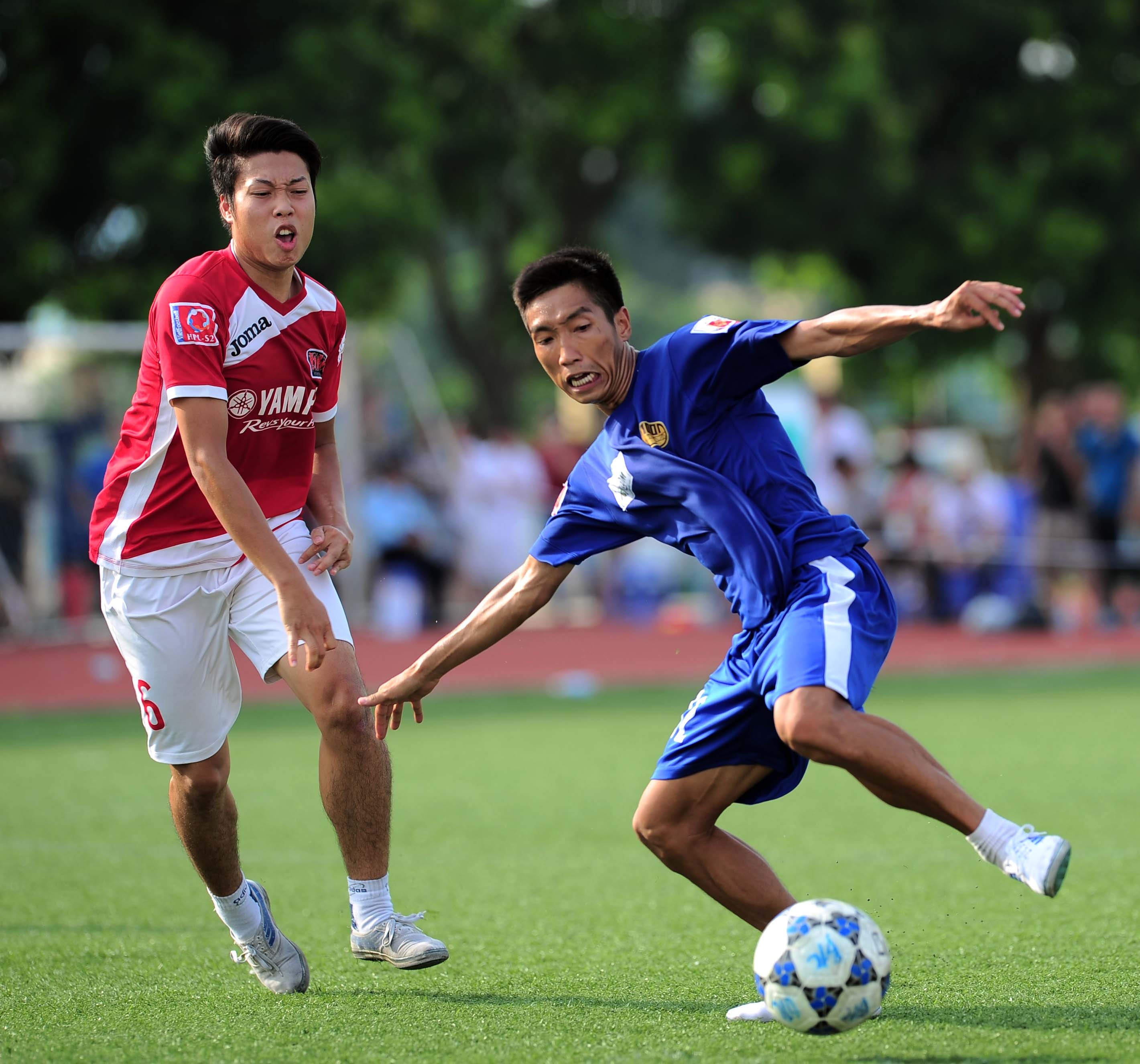 cầu thủ chuyên nghiệp đi đá phủi ảnh 2 cau thu chuyen nghiep di da phui anh 2