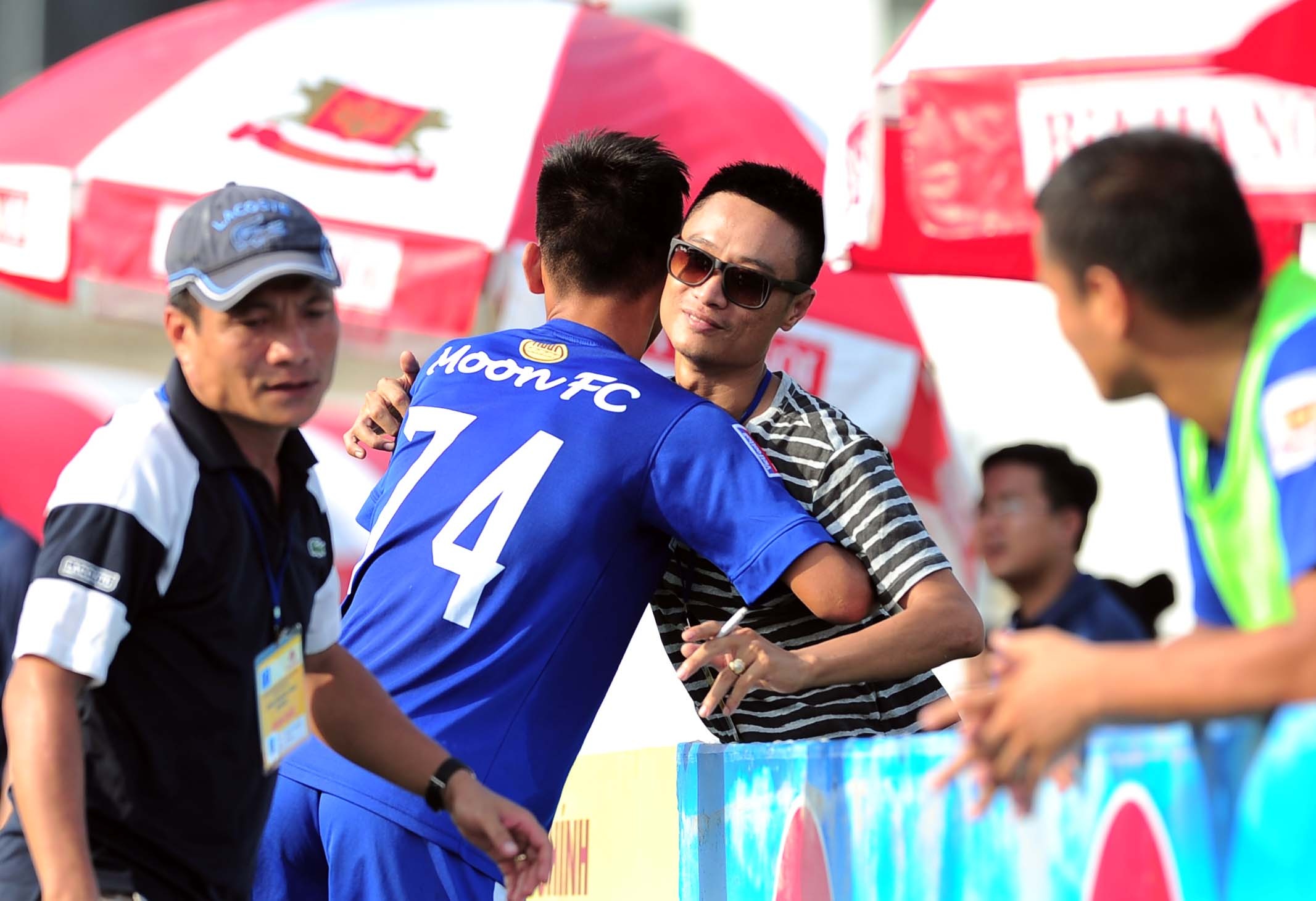 cầu thủ chuyên nghiệp đi đá phủi ảnh 3 cau thu chuyen nghiep di da phui anh 3