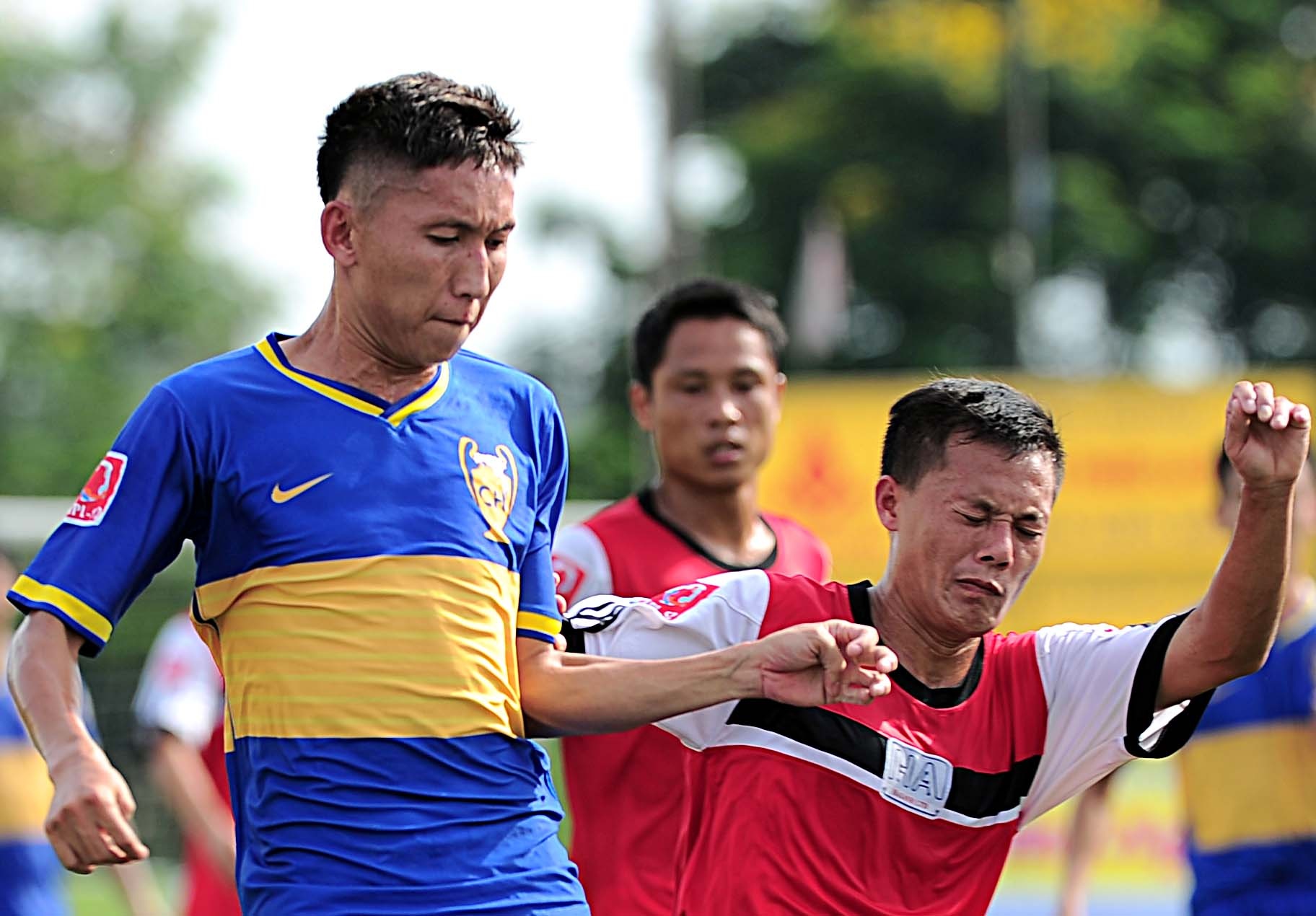 Cau thu chuyen nghiep bi han che da phui hinh anh