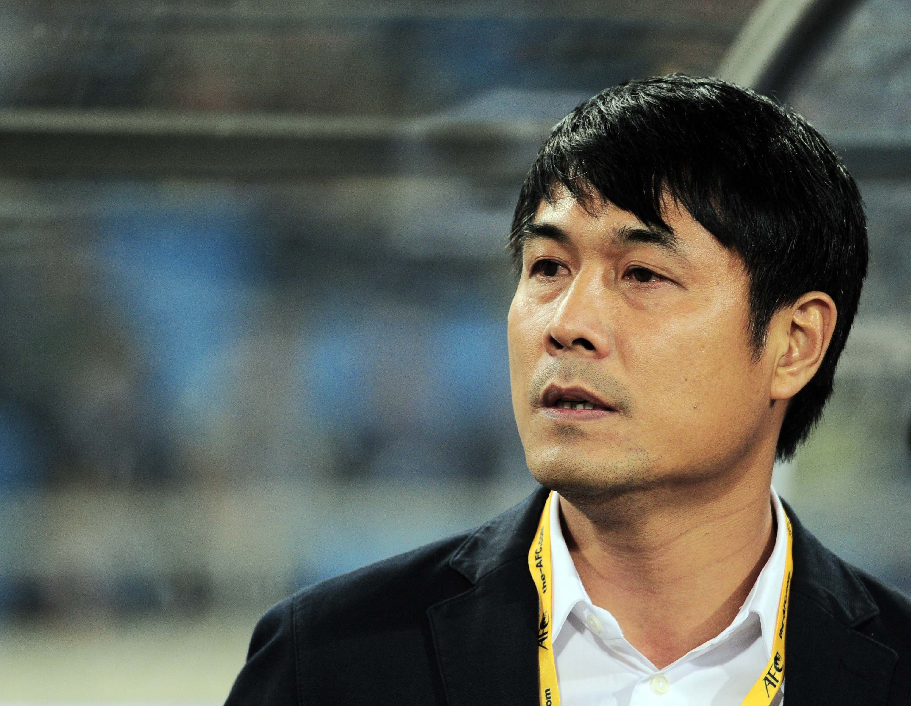 HLV Huu Thang kho xu vi chan thuong cua cau thu hinh anh