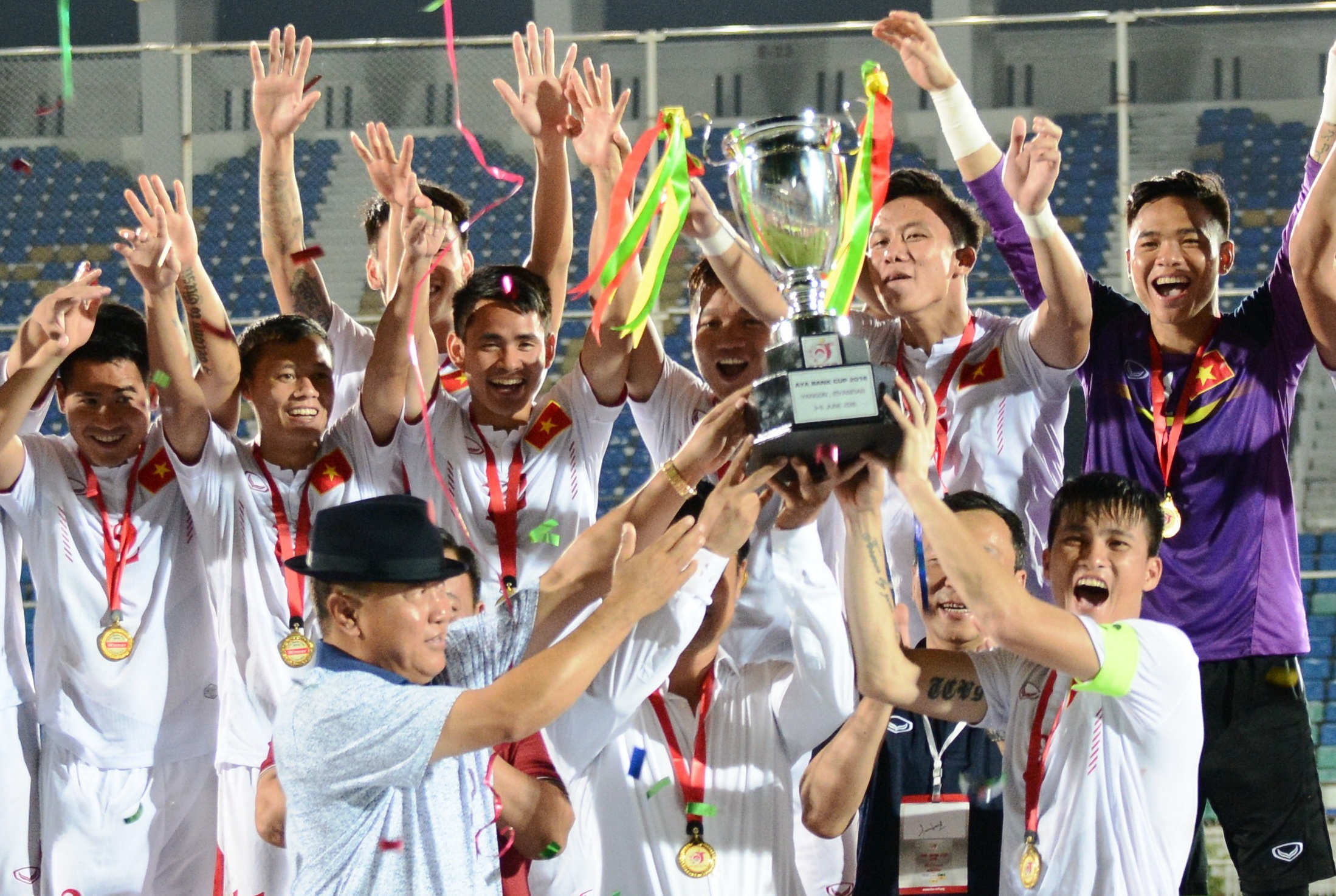 Thang Singapore 3-0, Viet Nam vo dich cup tu hung hinh anh