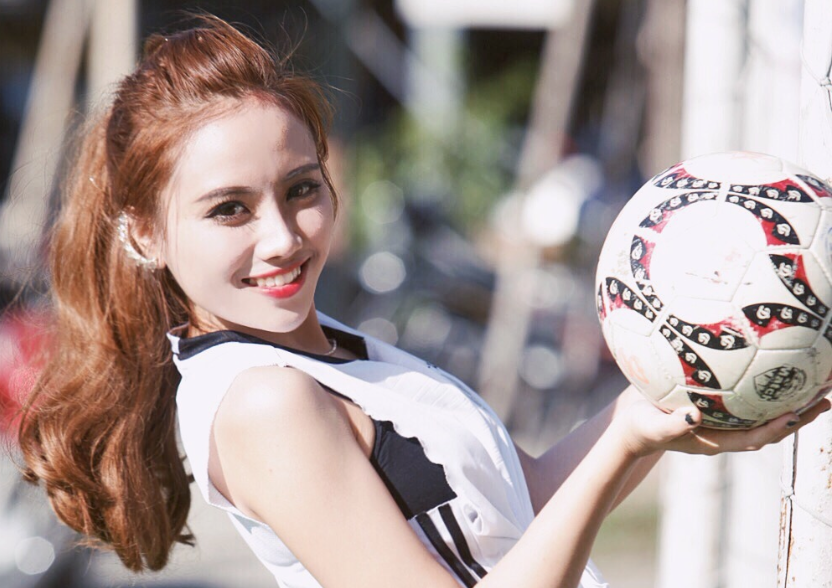 Hotgirl 'Nong cung Euro' du doan Duc thang Ba Lan 2-1 hinh anh