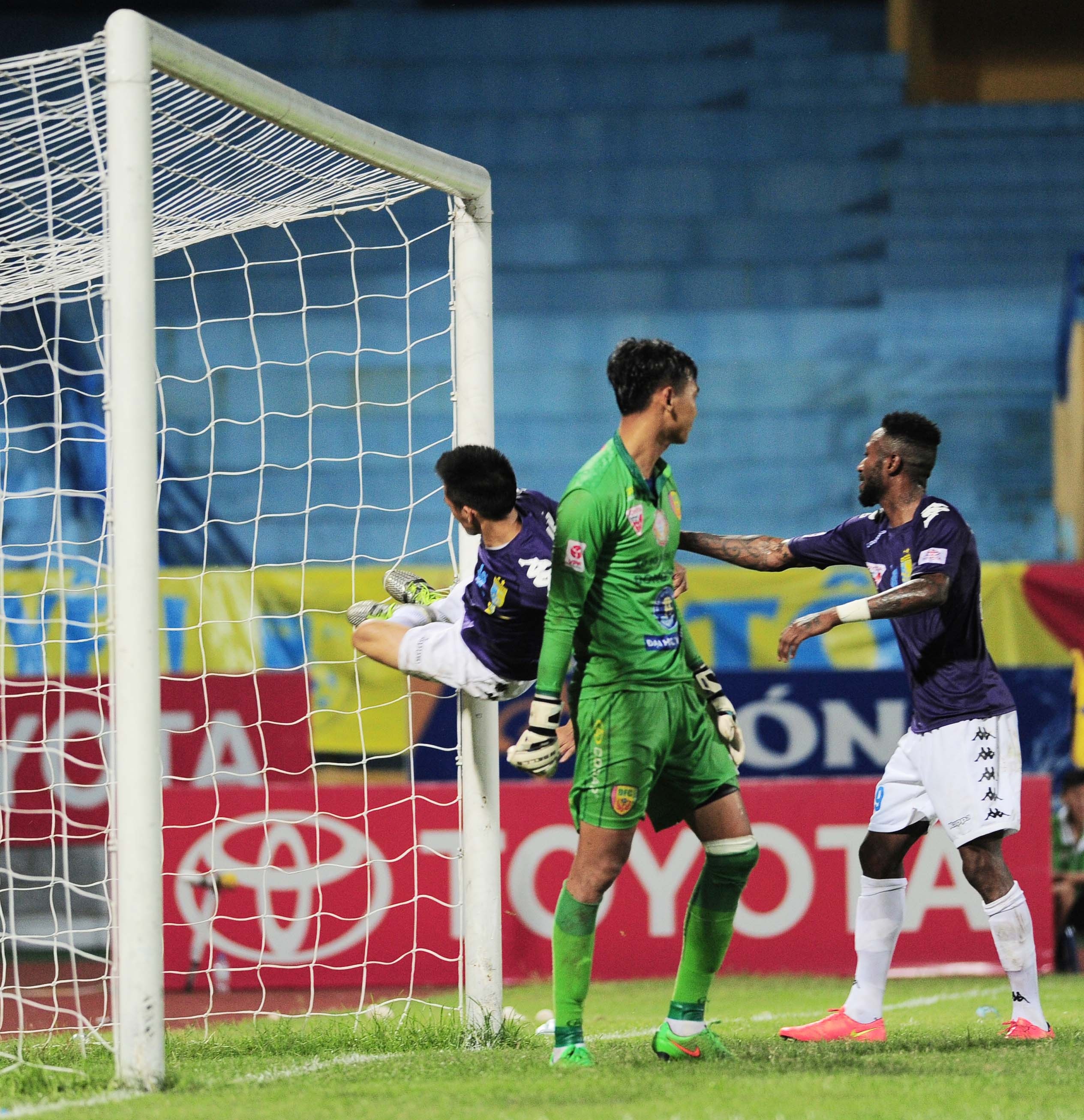 HN T&T len nhi bang anh 9